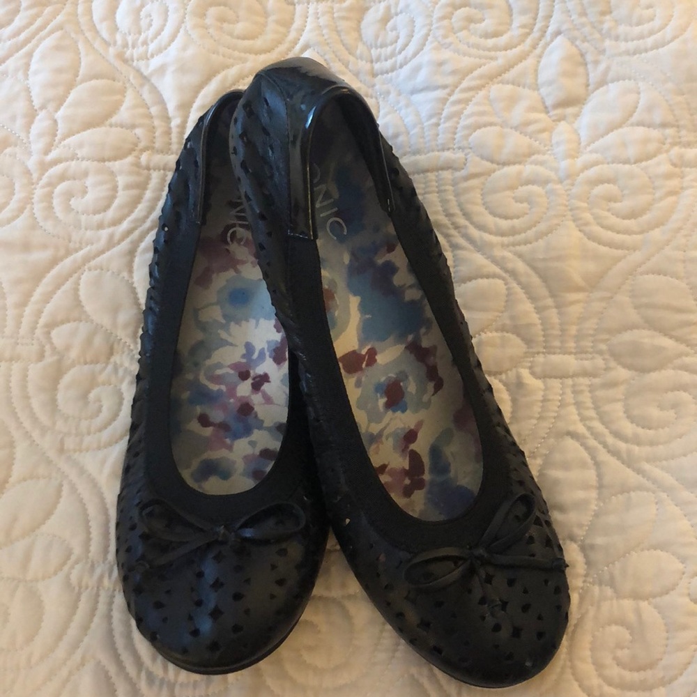 Vionic black flats